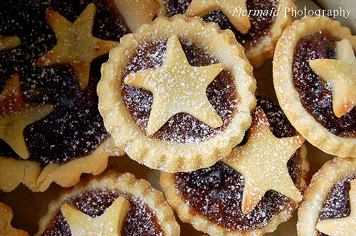 Mince pies with star decorations and powdered sugar